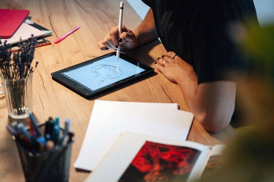 Studio creativo — scrivania di design con schizzi e tablet